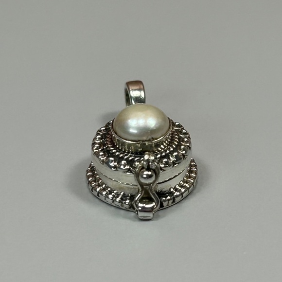 925 Sterling Silver & Pearl Poison Pendant - Picture 3 of 7